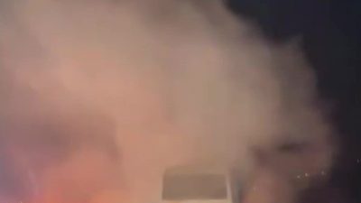 Amasya’da seyir halindeyken dumanların yükseldiği yolcu midibüsündeki yangını köy muhtarı