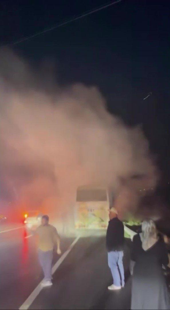 Amasya’da seyir halindeyken dumanların yükseldiği yolcu midibüsündeki yangını köy muhtarı