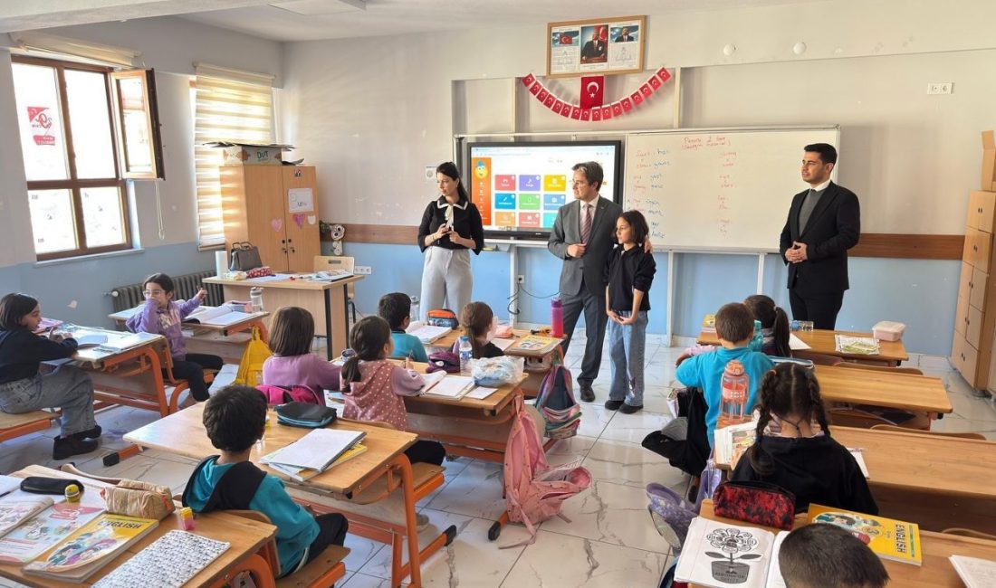 Kemaliye Kaymakamı Emirhan Arıkan, ilçedeki eğitim faaliyetlerini yerinde incelemek ve