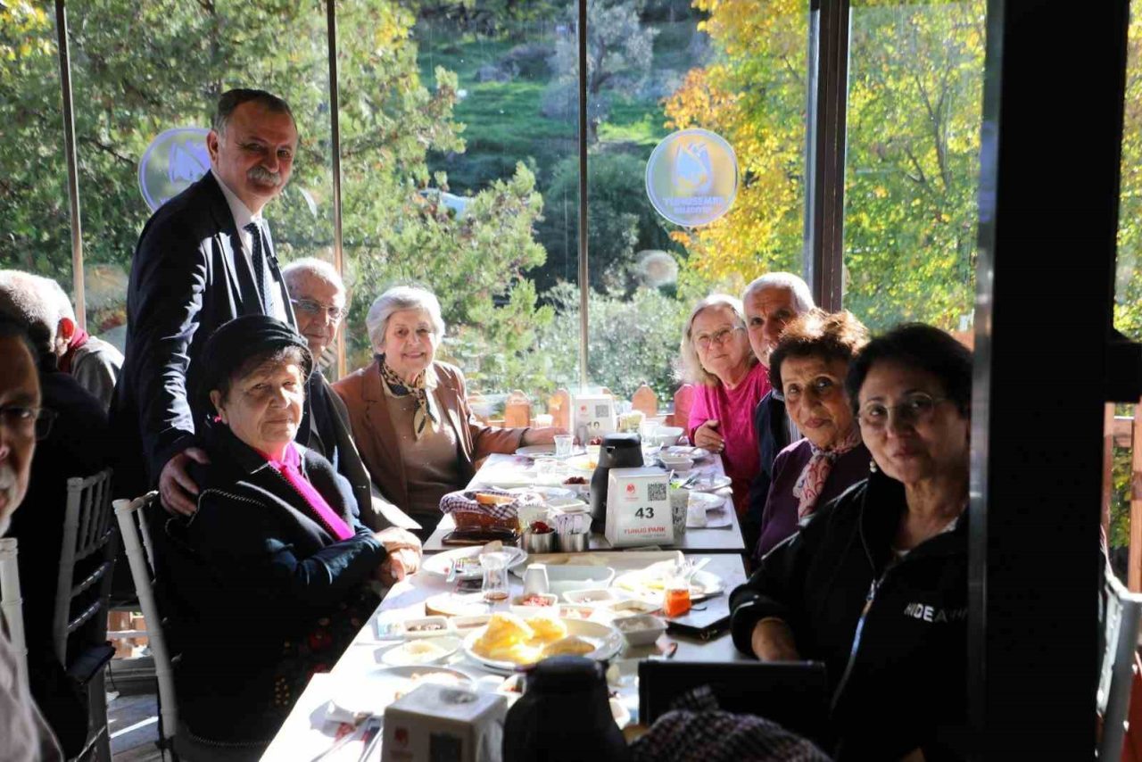 Yunusemre Belediye Başkanı Semih Balaban 24 Kasım Öğretmenler Günü’nde emekli