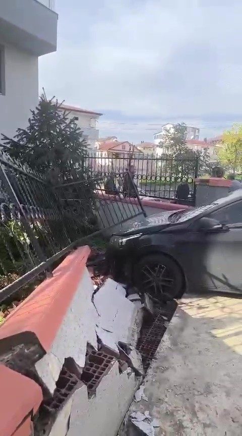 Kocaeli’nin Dilovası ilçesinde freni çekilmeden park edilen otomobil, bir evin