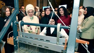 Cumhurbaşkanı Recep Tayyip Erdoğan’ın eşi Emine Erdoğan, sof kumaşın desenlerindeki