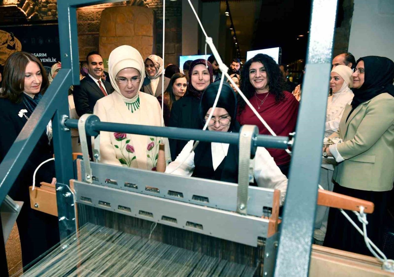 Cumhurbaşkanı Recep Tayyip Erdoğan’ın eşi Emine Erdoğan, sof kumaşın desenlerindeki