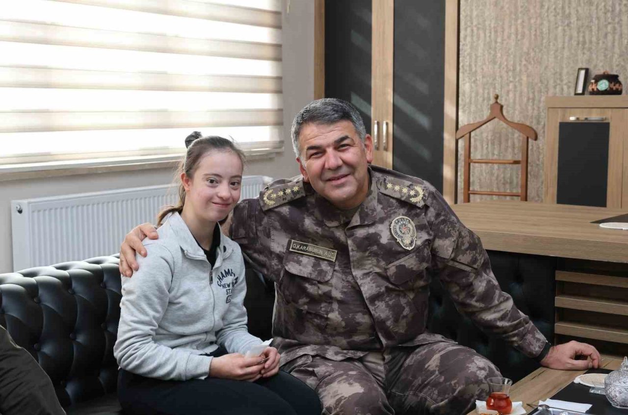 Erzurum İl Emniyet Müdürümüz Onur Karaburun, okul önlerinde yapılan uygulamaları