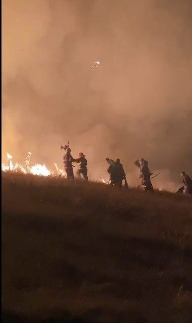 Kars’ta Ermenistan sınırında çıkan örtü yangını korkulu anlar yaşattı. Rüzgarın