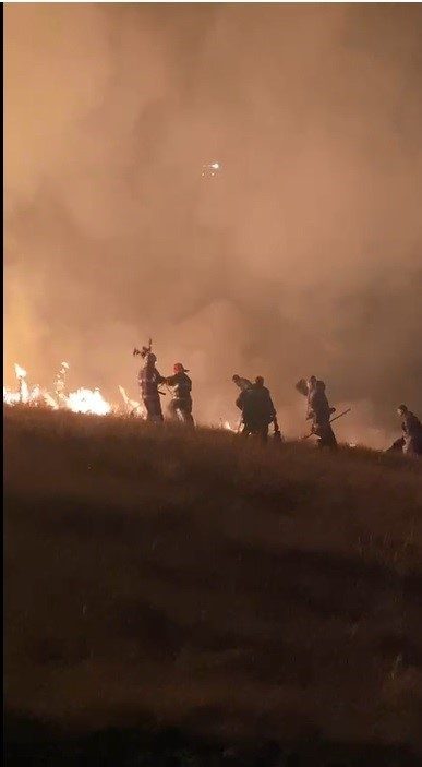 Kars’ta Ermenistan sınırında çıkan örtü yangını korkulu anlar yaşattı. Rüzgarın