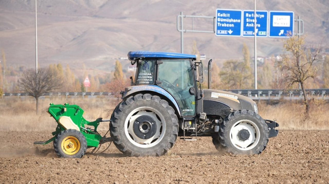 Erzincan Belediyesi Park ve Bahçeler Müdürlüğü ekipleri tarafından, ziraat mühendislerinin