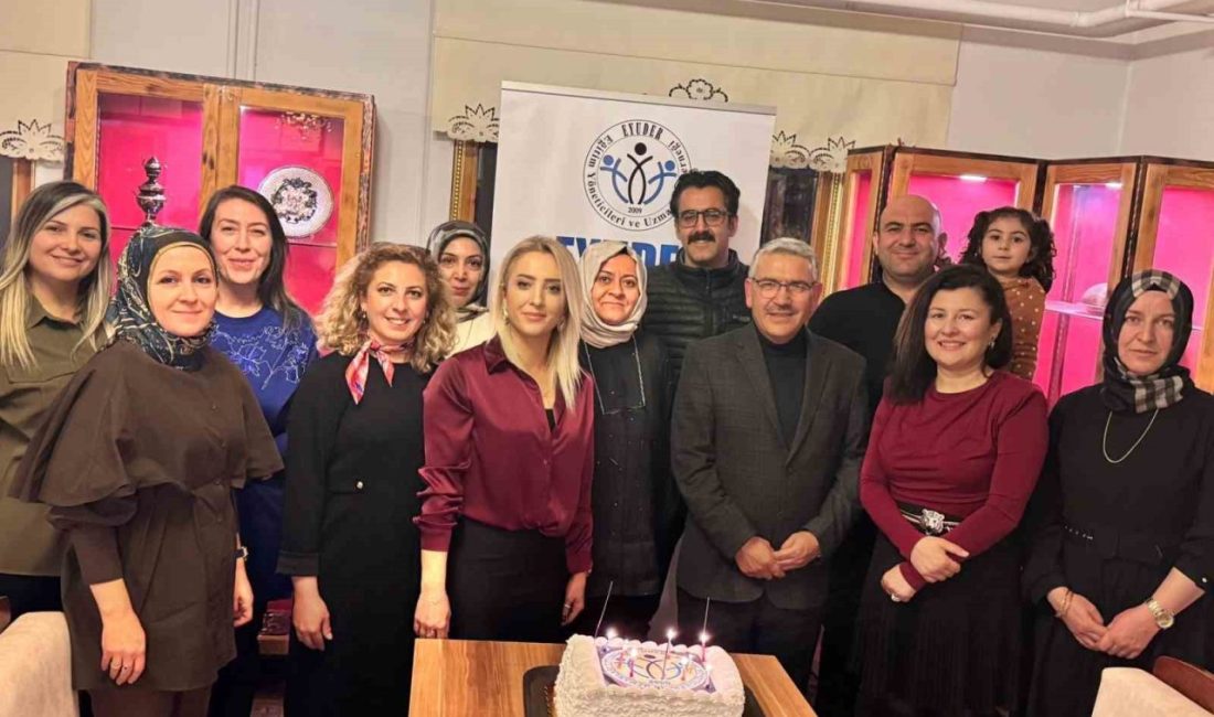 Erzincan Eğitim Yöneticileri ve Uzmanları Derneği (EYUDER) üyeleri, Öğretmenler Günü