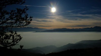Erzincan, etkili olan yoğun sis nedeniyle kartpostallık görüntülere sahne oldu.