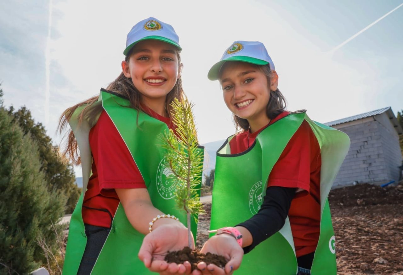 Erzincan’da 11 Kasım Milli Ağaçlandırma Günü’nde binlerce fidan toprakla buluştu.