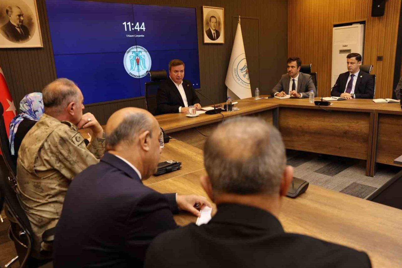 Erzincan Valisi Hamza Aydoğdu başkanlığında, vali yardımcıları ve birim amirlerinin