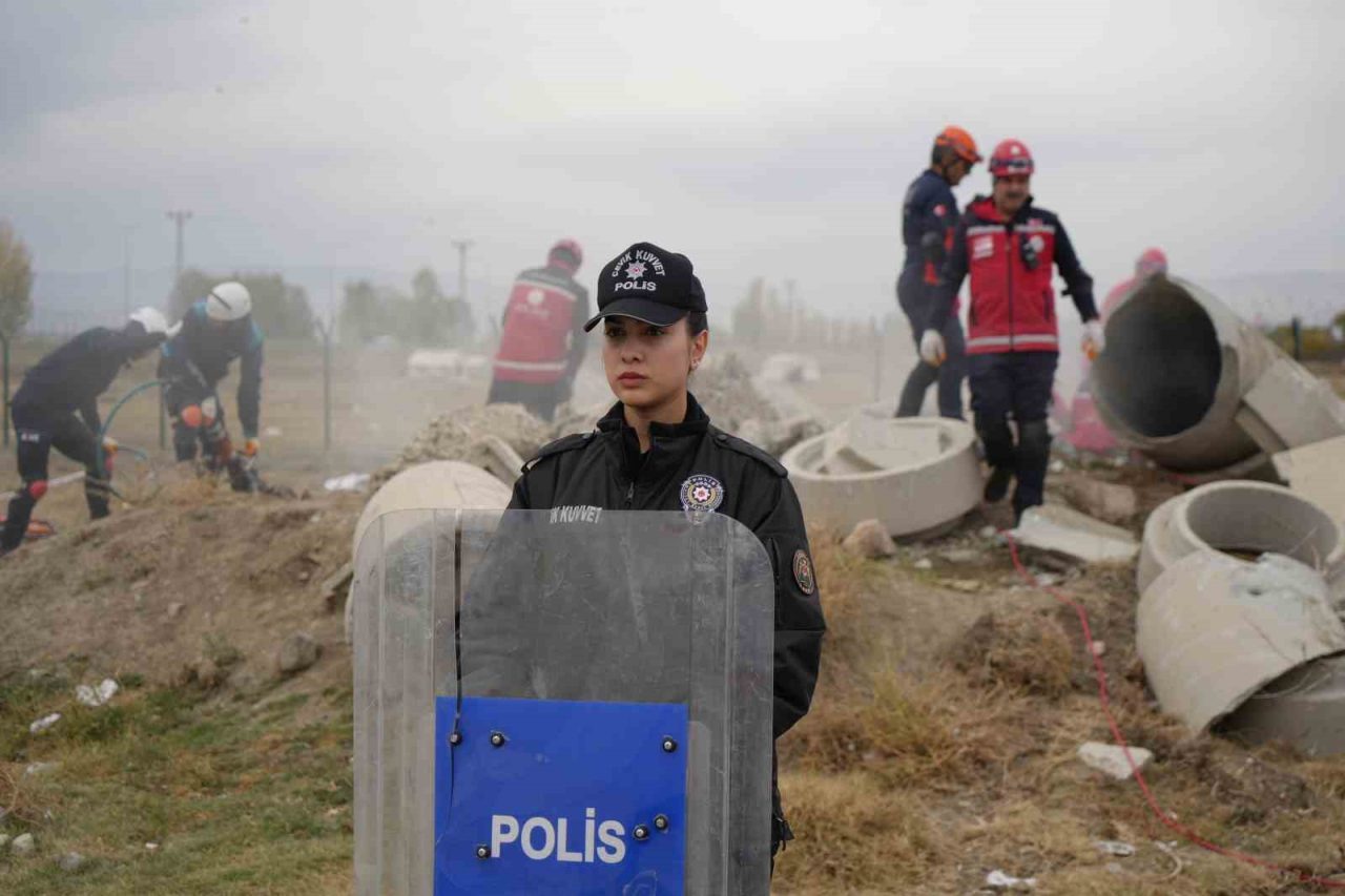 Erzincan’da 6,4 büyüklüğündeki depremin canlandırıldığı yerel düzey deprem tatbikatı, gerçeğini