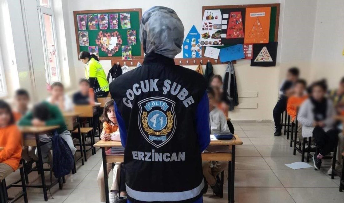 Erzincan İl Emniyet Müdürlüğü ekipleri, öğrencilere kişisel güvenlik, suçtan korunma