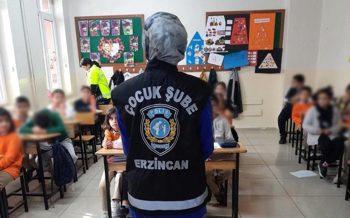 Erzincan İl Emniyet Müdürlüğü ekipleri, öğrencilere kişisel güvenlik, suçtan korunma