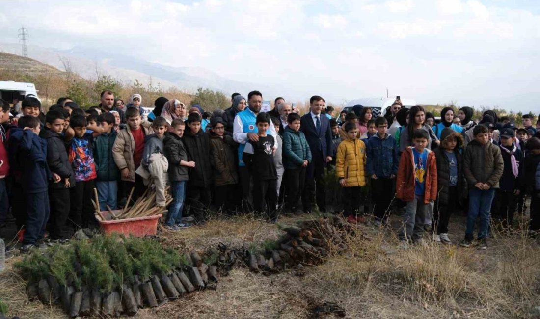 Milli Ağaçlandırma Günü dolayısıyla Erzincan’ın Esentepe mevkiinde fidan dikim programı