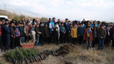 Milli Ağaçlandırma Günü dolayısıyla Erzincan’ın Esentepe mevkiinde fidan dikim programı