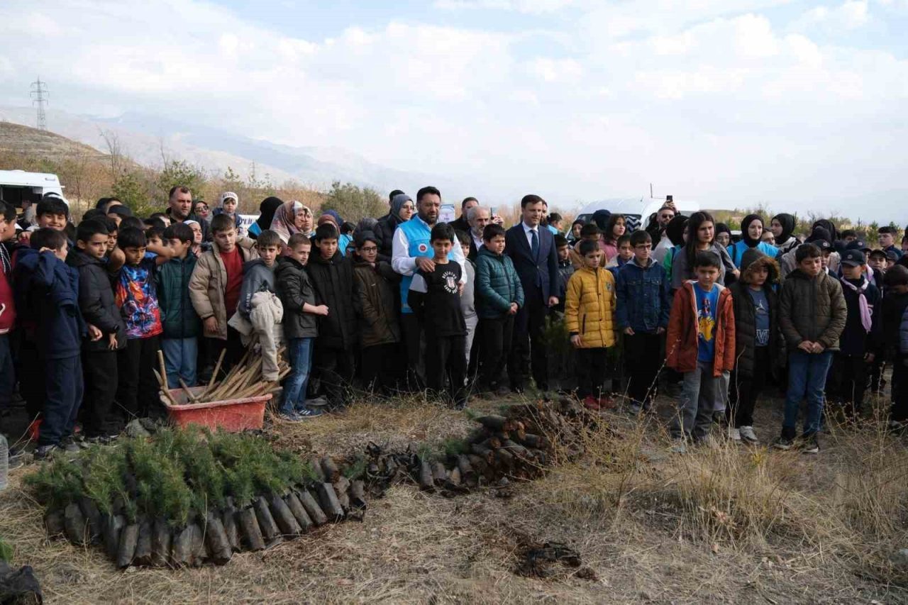 Milli Ağaçlandırma Günü dolayısıyla Erzincan’ın Esentepe mevkiinde fidan dikim programı