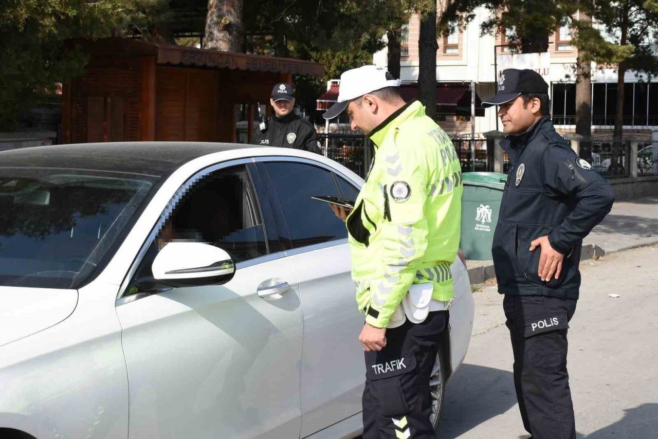 Erzincan İl Emniyet Müdürlüğü ekipleri, öğrencilerin güvenli bir eğitim ortamında