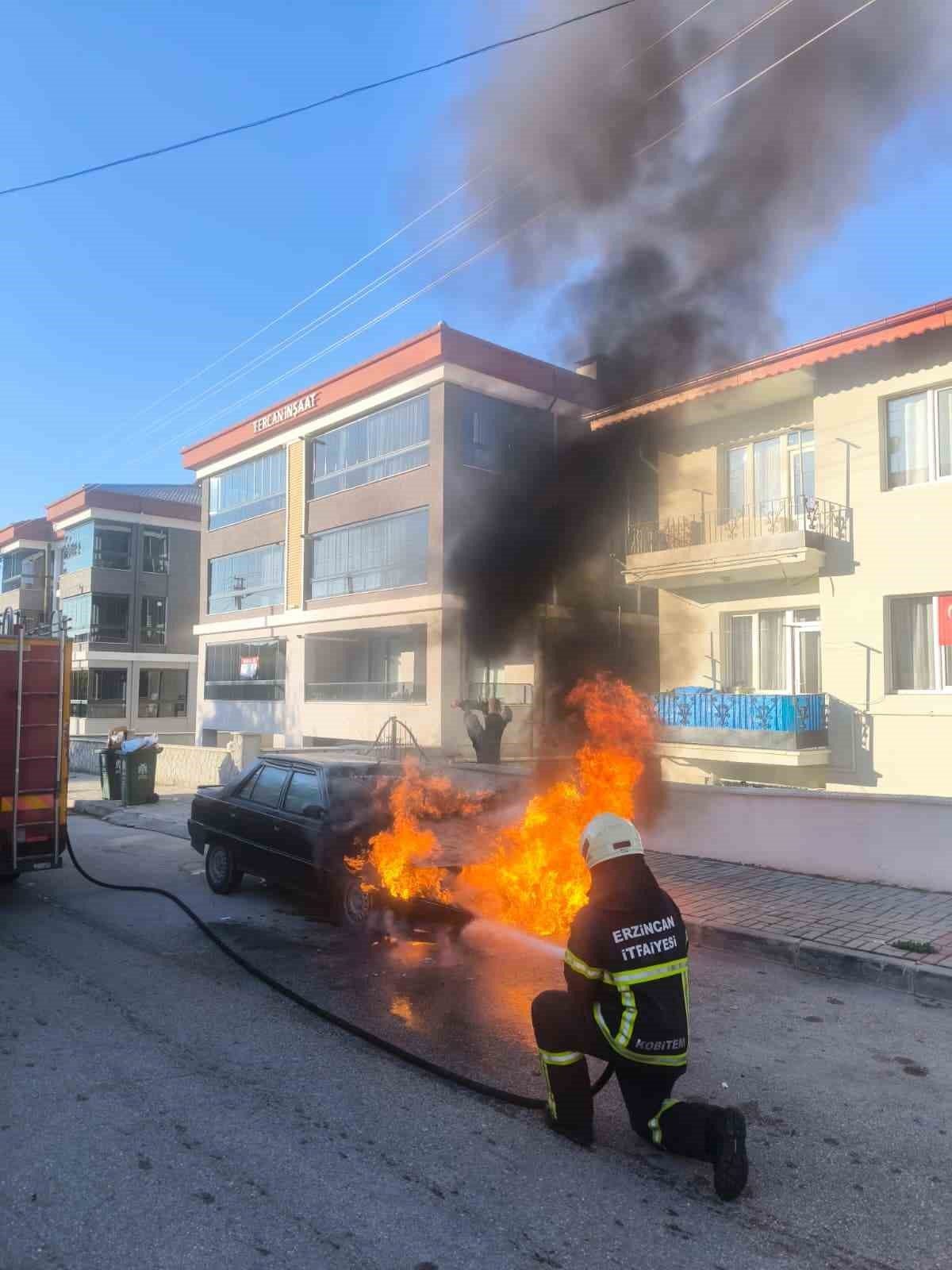Erzincan’da park halindeki otomobil yandı. Yangın itfaiyenin müdahalesiyle söndürüldü. Erzincan