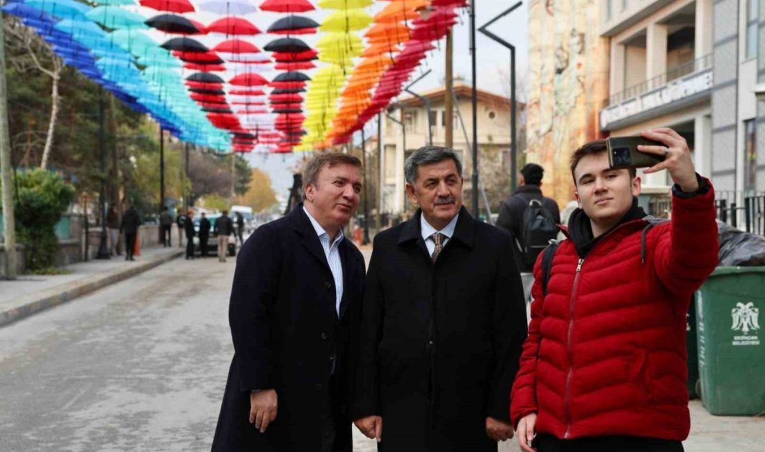 Erzincan’ın İnönü Mahallesi’nde, kütüphanenin bulunduğu sokak rengârenk şemsiyelerle donatılarak estetik