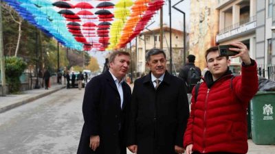 Erzincan’ın İnönü Mahallesi’nde, kütüphanenin bulunduğu sokak rengârenk şemsiyelerle donatılarak estetik