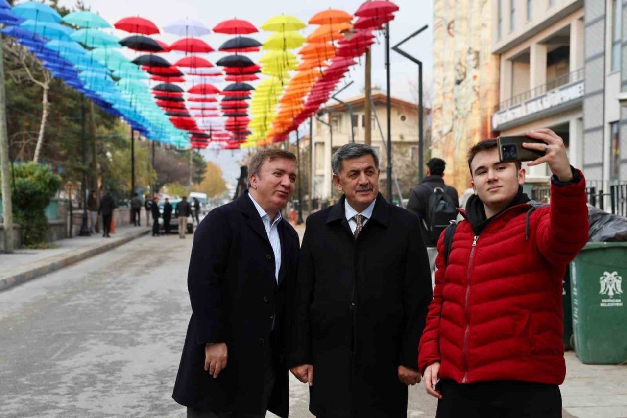Erzincan’ın İnönü Mahallesi’nde, kütüphanenin bulunduğu sokak rengârenk şemsiyelerle donatılarak estetik