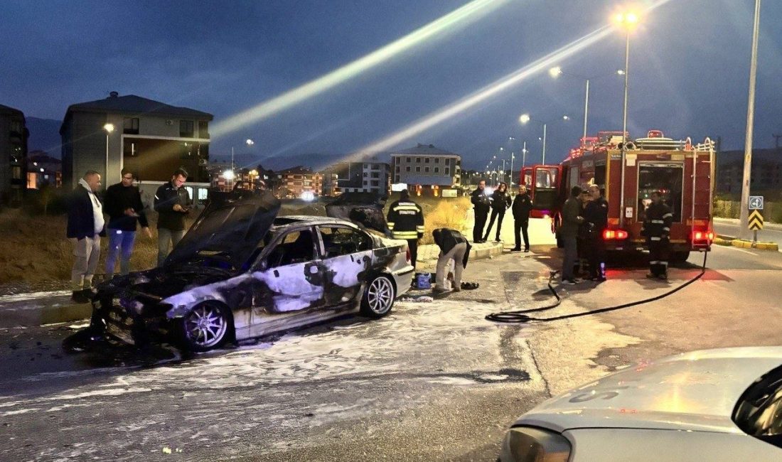 Erzincan’da seyir halindeki otomobil alev aldı. 2 kişi son anda