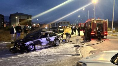 Erzincan’da seyir halindeki otomobil alev aldı. 2 kişi son anda