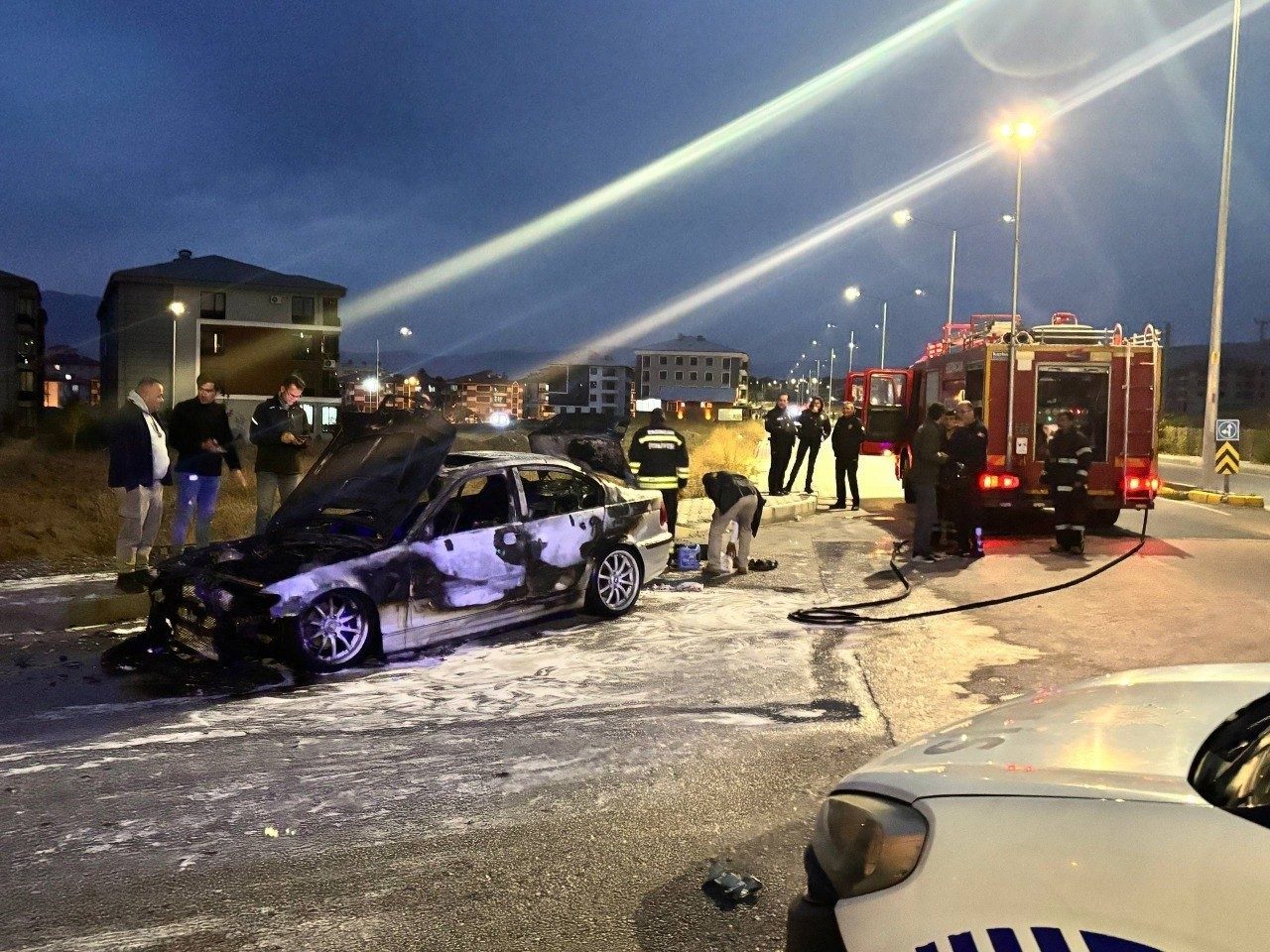 Erzincan’da seyir halindeki otomobil alev aldı. 2 kişi son anda