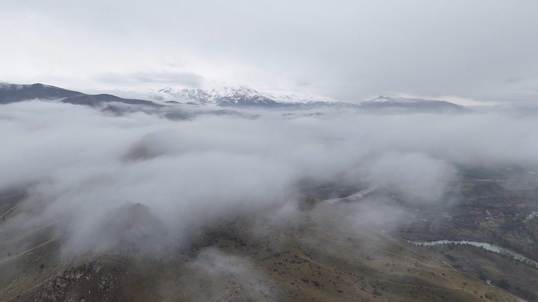 Erzincan’da Munzur Dağları yoğun sisle kaplanırken, sararan doğayla bütünleşen manzara