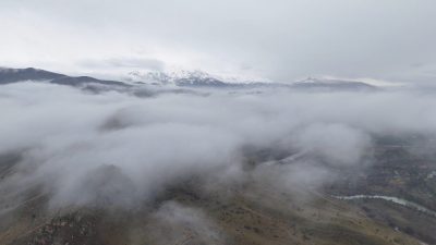 Erzincan’da Munzur Dağları yoğun sisle kaplanırken, sararan doğayla bütünleşen manzara
