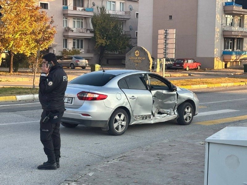 Erzincan’ın Ergenekon Mahallesi’nde iki aracın çarpışması sonucu meydana gelen trafik