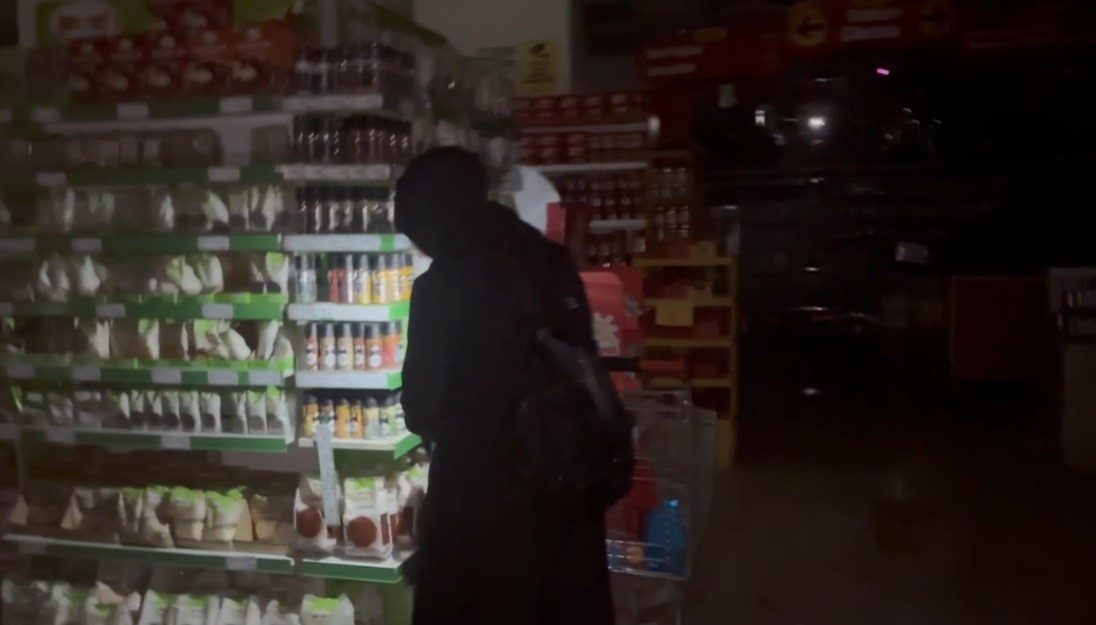 Erzincan’da meydana gelen uzun süreli elektrik kesintisi, şehirde ilginç görüntülere