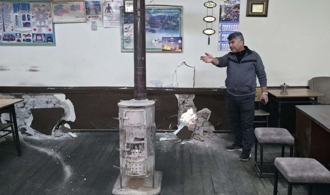 Erzincan İnönü Mahallesi’nde çay ocağında yıkım paniği yaşandı. İş makinesi