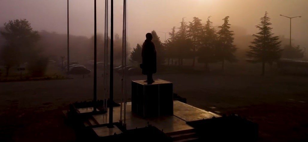 Erzincan’da sabah saatlerinde etkili olan sis, görüş mesafesini yer yer