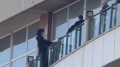 Erzurum’da bulunan MNG Alışveriş Merkezi’nde bir genç, AVM’nin üst kat