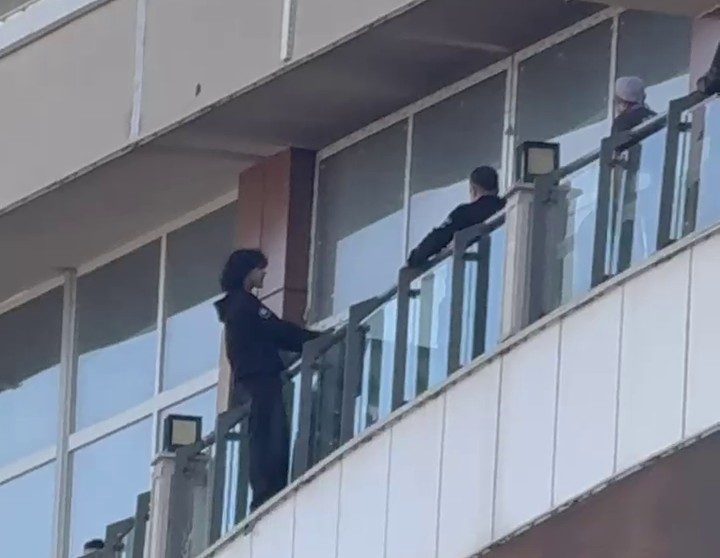 Erzurum’da bulunan MNG Alışveriş Merkezi’nde bir genç, AVM’nin üst kat