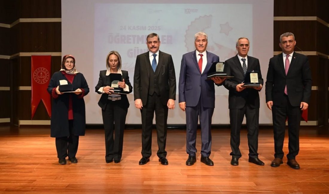 Erzurum’da 24 Kasım Öğretmenler Günü dolayısıyla bir tören düzenlendi. Atatürk