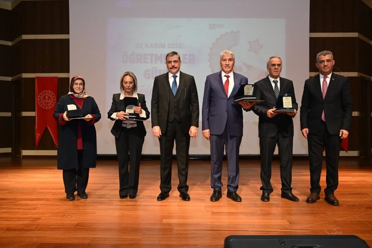 Erzurum’da 24 Kasım Öğretmenler Günü dolayısıyla bir tören düzenlendi. Atatürk