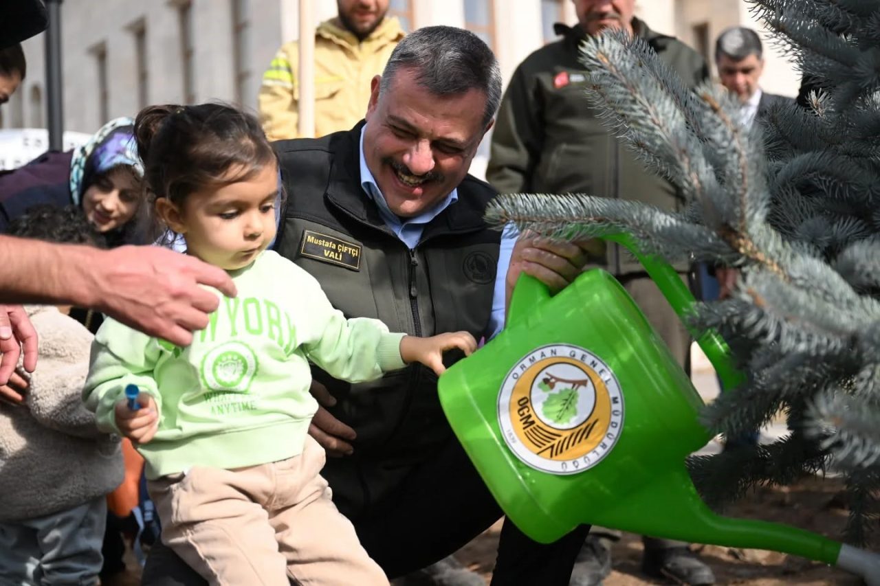 Erzurum’da 11 Kasım Milli Ağaçlandırma Günü’nde 3 bin fidan toprakla