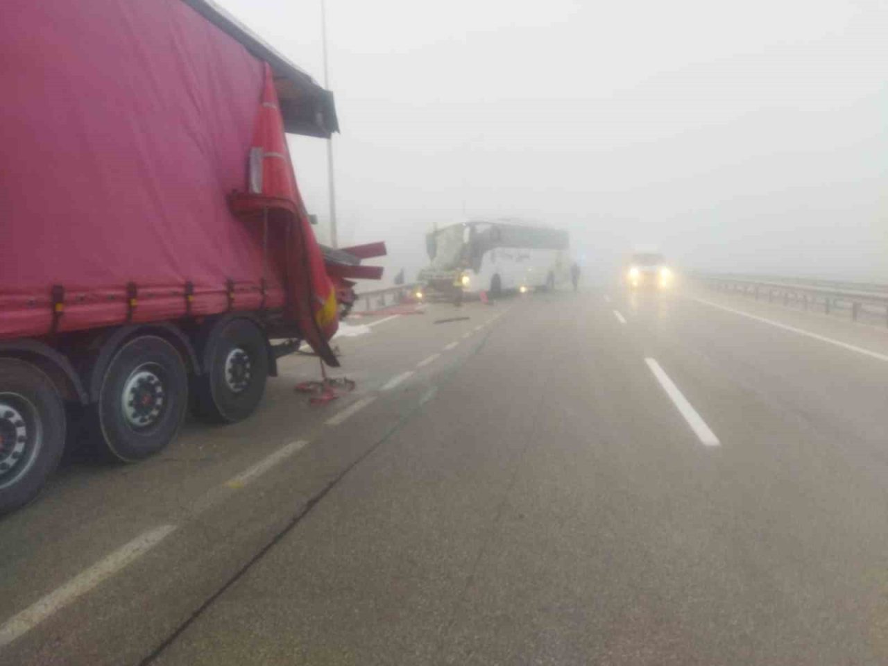 Erzurum’da dün geceden bu yana etkili olan sis kazalara sebep