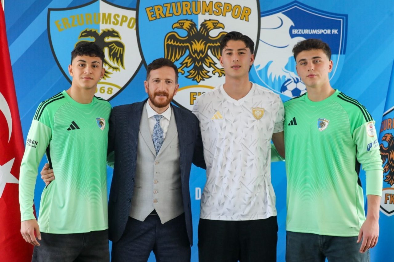 Erzurumspor FK, altyapısında bulunan üç sporcusuyla profesyonel sözleşmeye imza attı.
