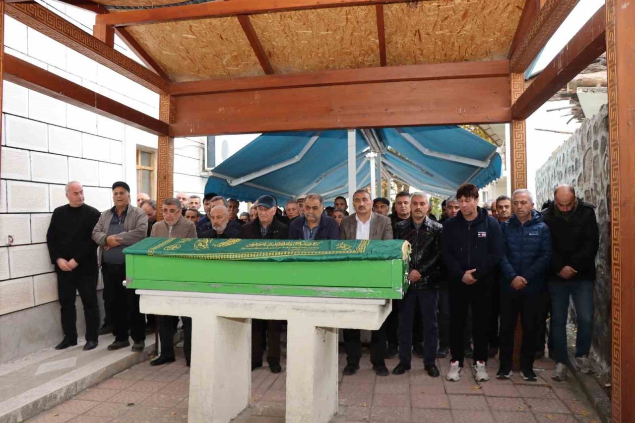 Erzurum’un Olur İlçesi’nin eski belediye başkanlarından Reşat Yıldırım, evinde geçirdiği