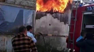 Sakarya’nın Hendek ilçesinde evde çıkan yangın bitişiğindeki samanlığa sıçradı. Ev
