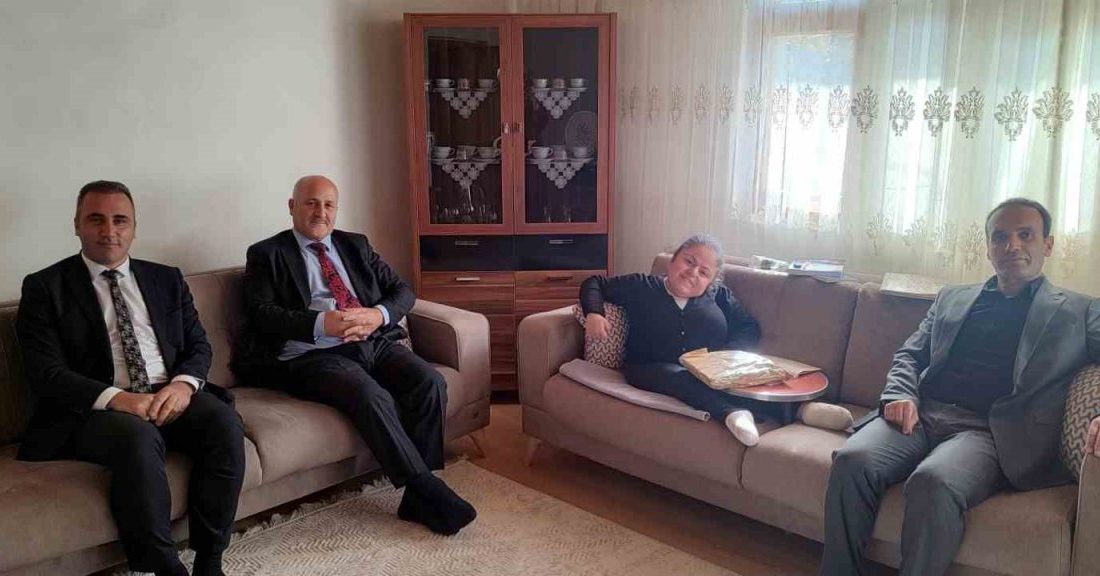 Bayburt’un Gümüşdamla köyünde evde eğitim hizmeti alan 8’inci sınıf öğrencisi