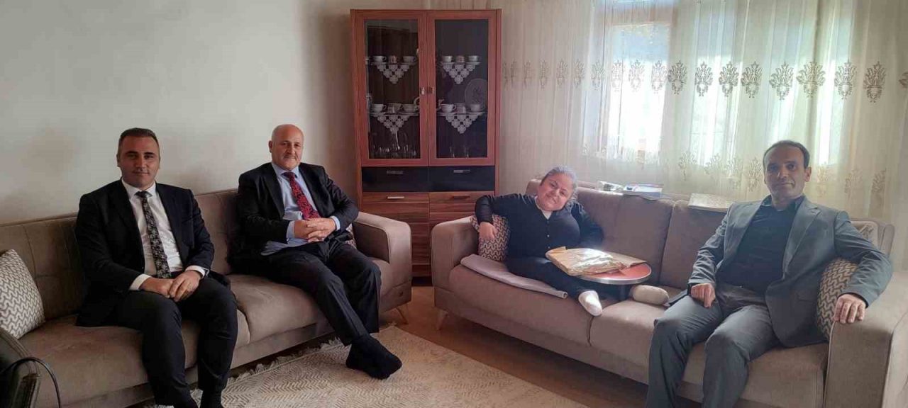 Bayburt’un Gümüşdamla köyünde evde eğitim hizmeti alan 8’inci sınıf öğrencisi