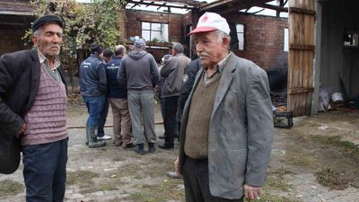 Amasya’da bir köyde yaşayan yaşlı çiftçinin tek katlı evi küle