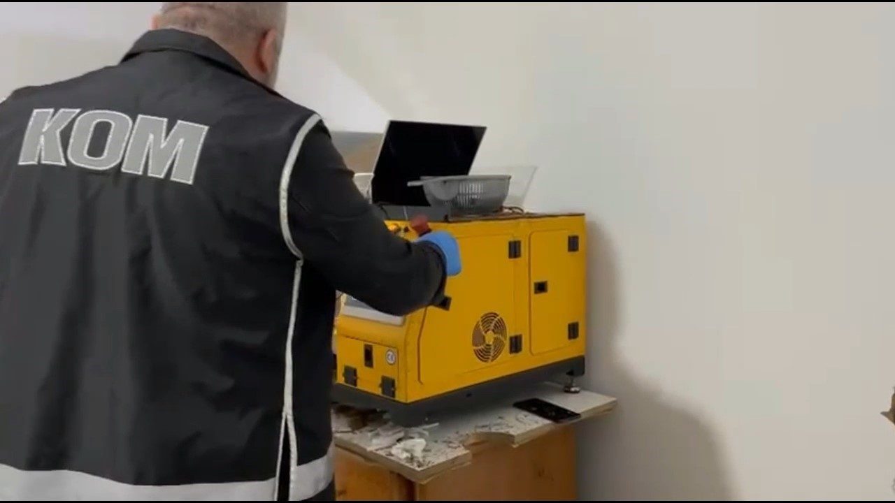 Kocaeli’de bir daireye baskın yapan ekipler, kaçak sigara imalathanesi ile