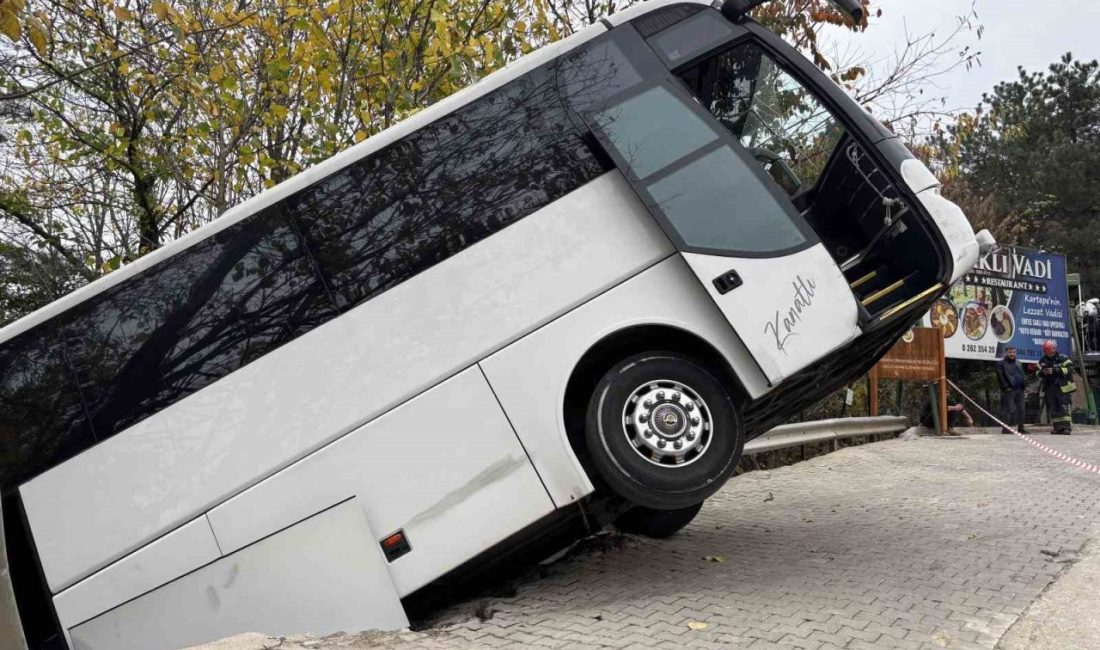 Kocaeli’nin Kartepe ilçesinde park halindeyken hareket eden tur otobüsü bariyeri