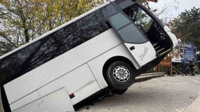 Kocaeli’nin Kartepe ilçesinde park halindeyken hareket eden tur otobüsü bariyeri